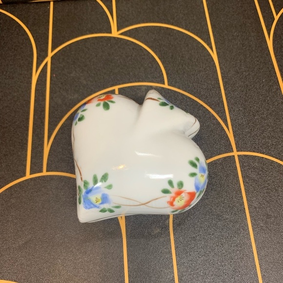 Vintage Nippon Hand Painted Spade Shaped Floral Trinket Box with Gold Gilt - Picture 5 of 12